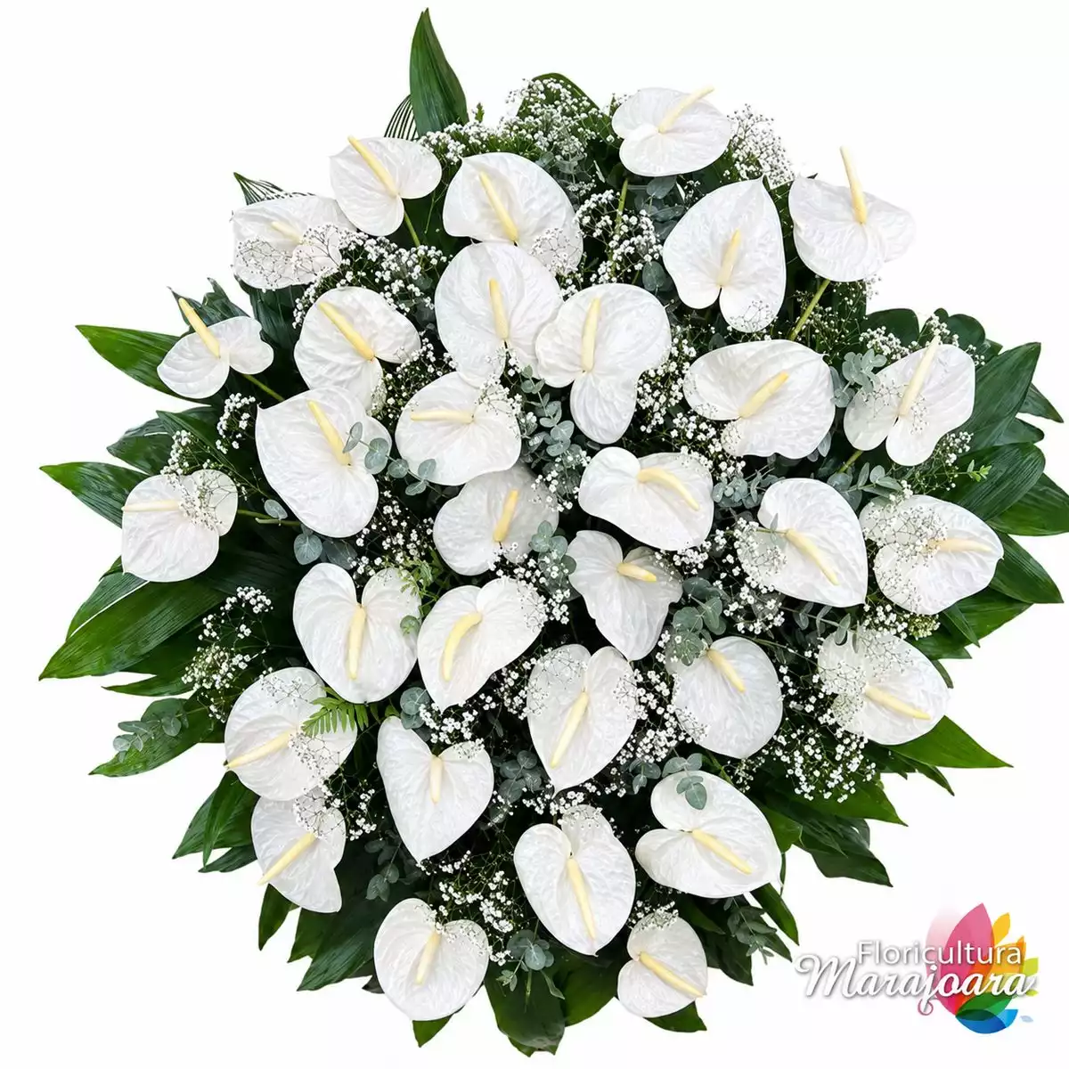 Coroa de flores composta de antúrios, gypsophila e folhagens